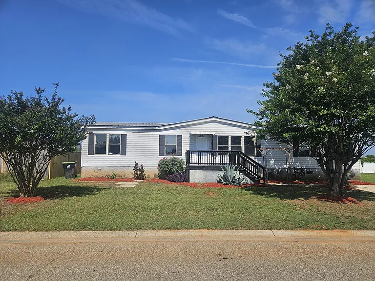 302 Waverly Ln — Photo 2