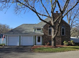 8751 Knollwood Dr, Eden Prairie, MN 55347