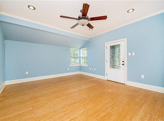 5th image of 225 Chapelle St