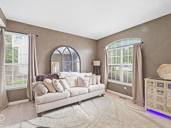 4th image of 10420 Fox Creek Ln