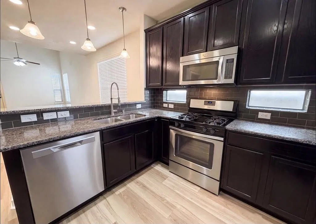 3 bed, 2.5 bath, 1488 sqft, $1,900 — Photo 4