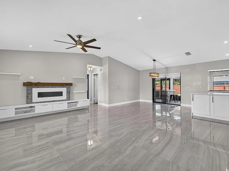 825 SE Starflower Ave — Photo 5