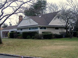 28 Westwood Cir, Roslyn Heights, NY 11577