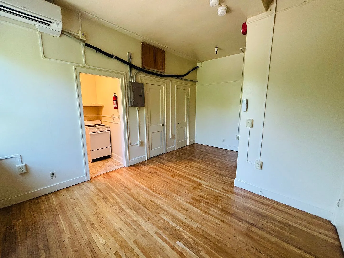 Efficiency/Studio, 1 Bath Apartment — Photo 4