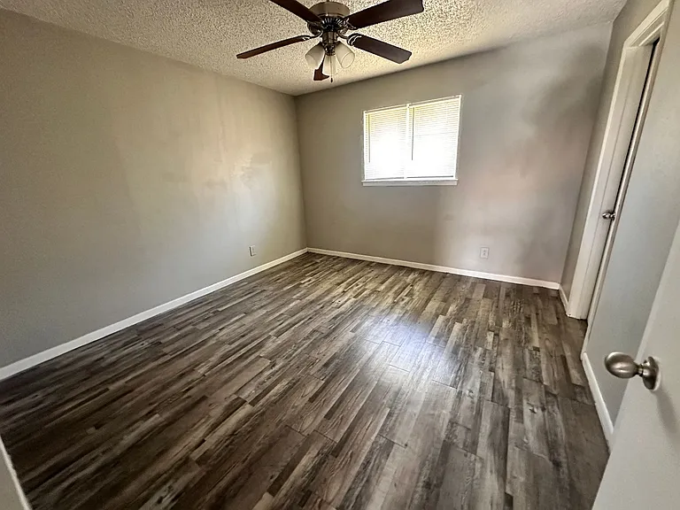 1302 Harris Apartments — Photo 11