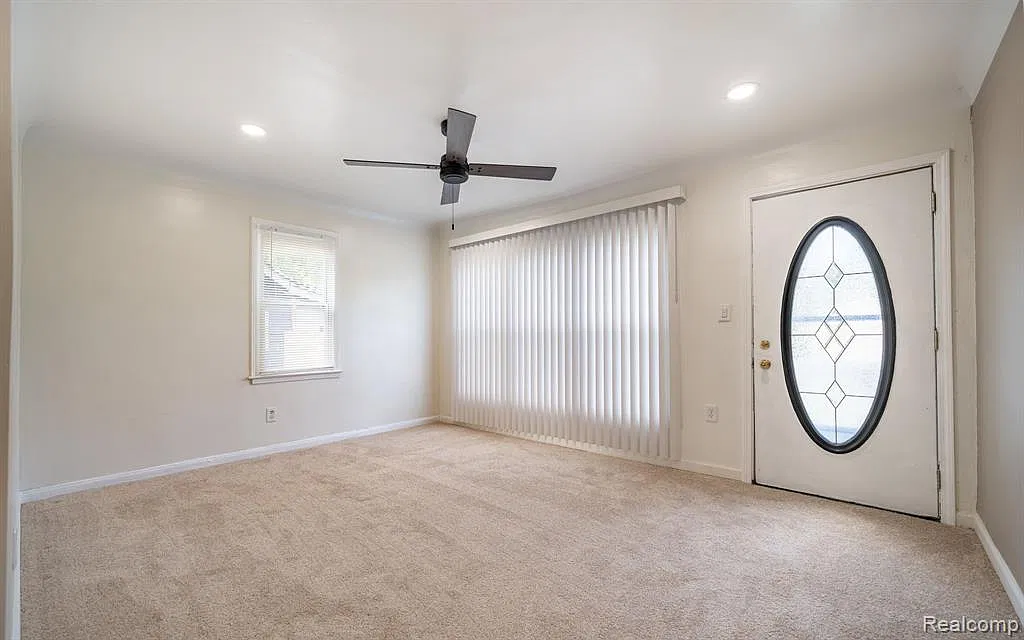 4 bed, 3.0 bath, 2326 sqft, $1,500 — Photo 4