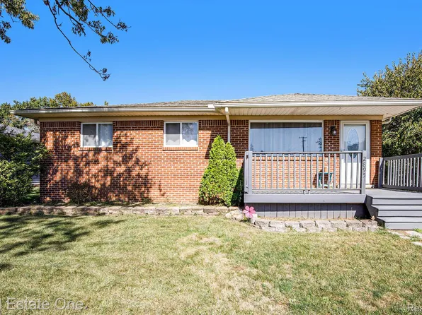 2895 Golfers Dr, Highland, MI 48356
