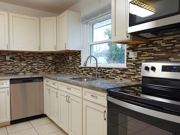 60 Waterbury Ln — Photo 3