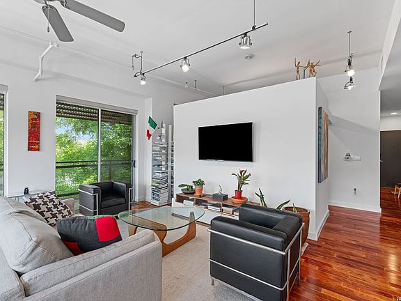 4th image of 831 S Flores #3216