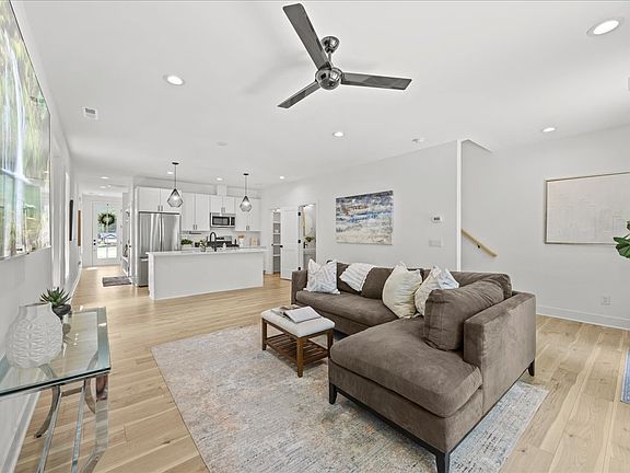 3rd image of 829 Cumberland St #1000