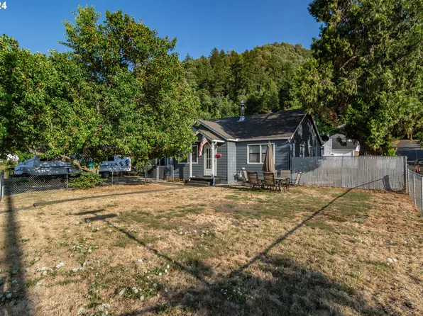 1657 W Myrtle Ave, Roseburg, OR 97471