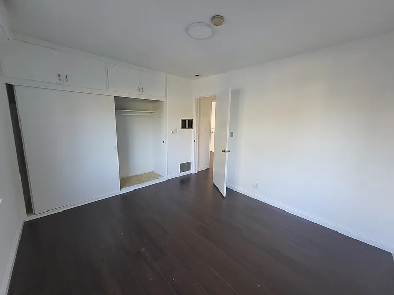 934 N Lake Ave #4 — Photo 2