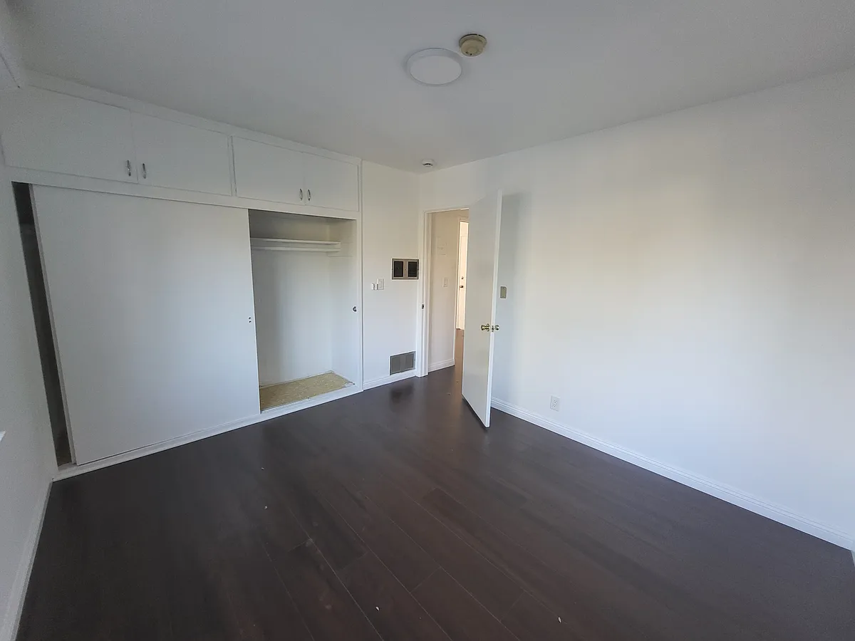 Building Photo - 934 N Lake Ave #4