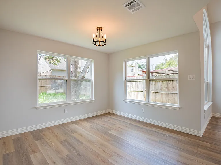 2318 Bennington Dr — Photo 6
