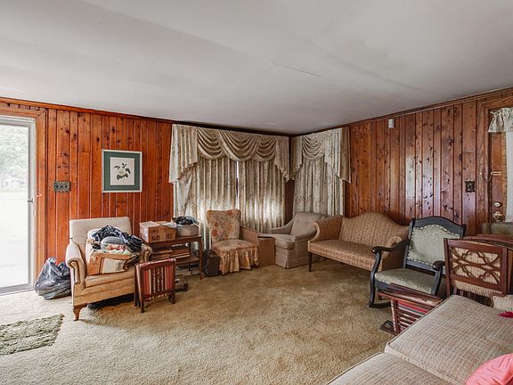 5th image of 458 NE Williamsburg Street