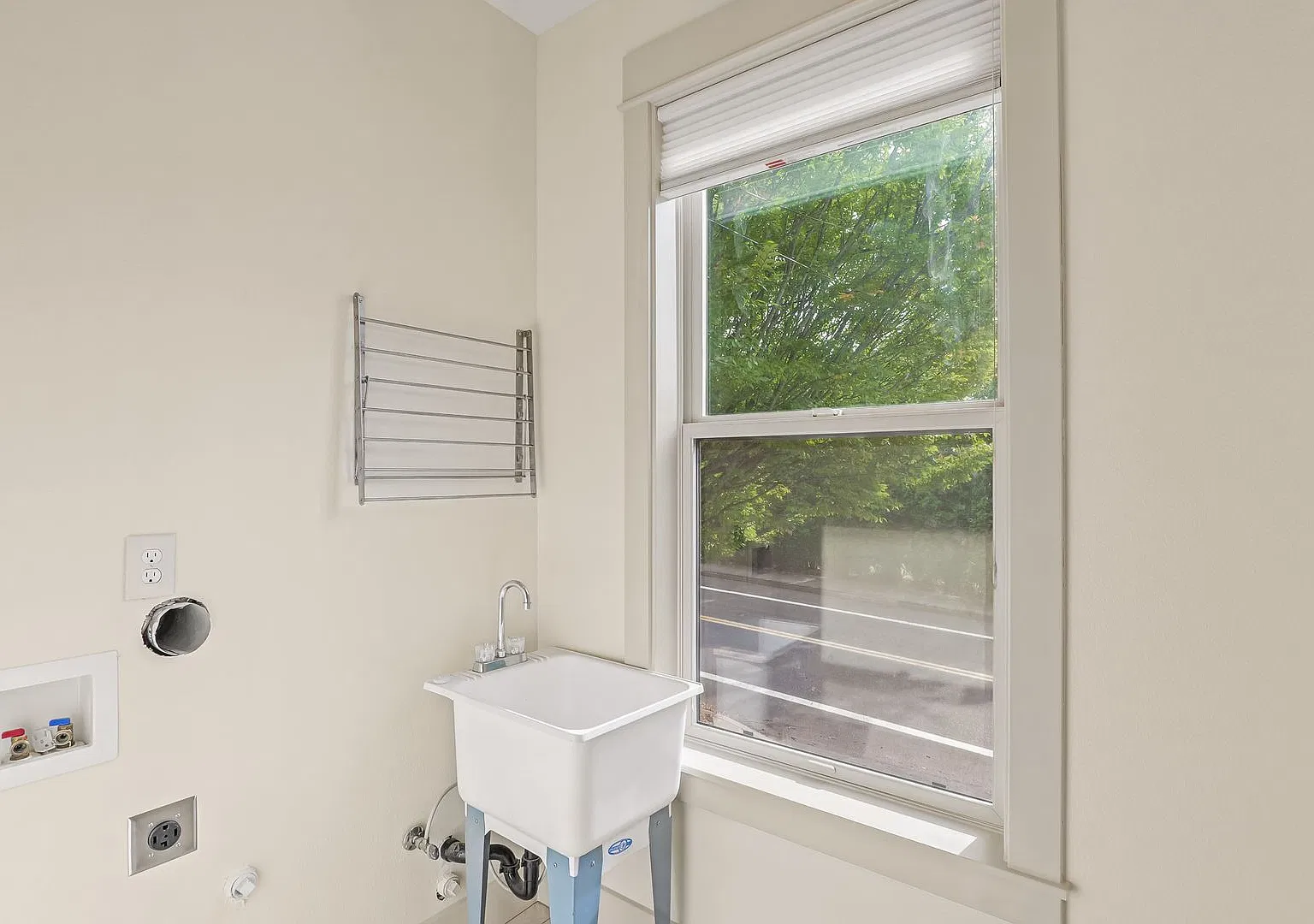 Beautiful 3-Bedroom Home with A/C, Garage & Modern Finishes! — Photo 3