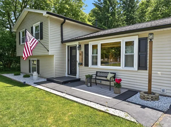 15 White Oak Ln, Fairport, NY 14450