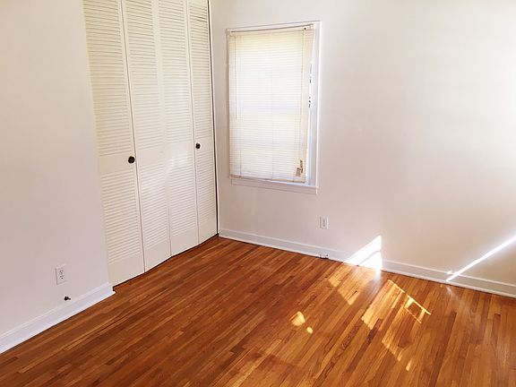 Bedrooms have hwd flrs