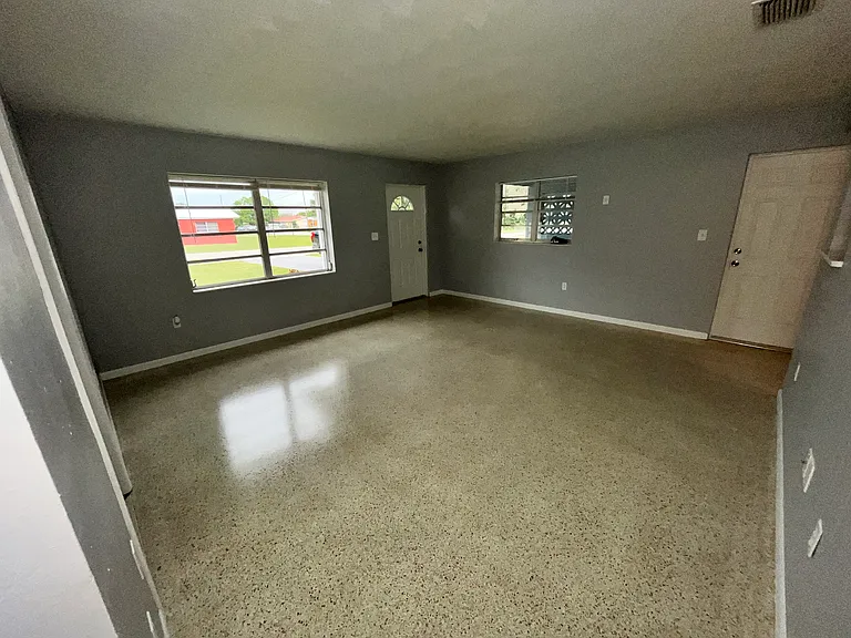 604 S Waldron Ave — Photo 13