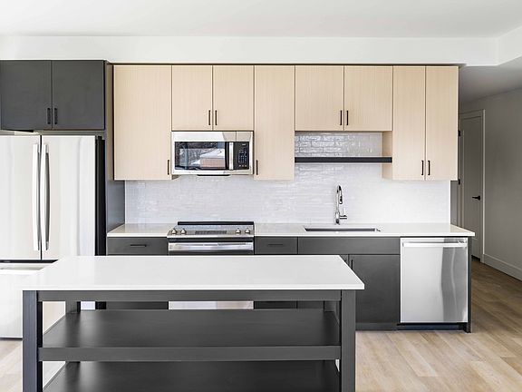 Discover culinary excellence at Modera Golden Triangle in Denver. Our gourmet kitchens feature quartz countertops, 42-inch custom cabinetry, and under-cabinet lighting, paired with an ENERGY STAR_ stainless steel appliance package.