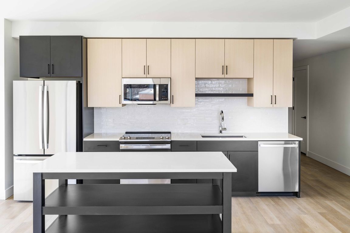 Discover culinary excellence at Modera Golden Triangle in Denver. Our gourmet kitchens feature quartz countertops, 42-inch custom cabinetry, and under-cabinet lighting, paired with an ENERGY STAR_ stainless steel appliance package.