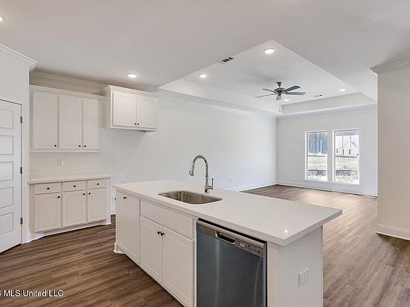 4th image of 113 Hyde Park Dr