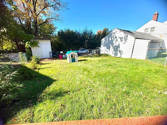 4th image of 14 Hackmatack St #16