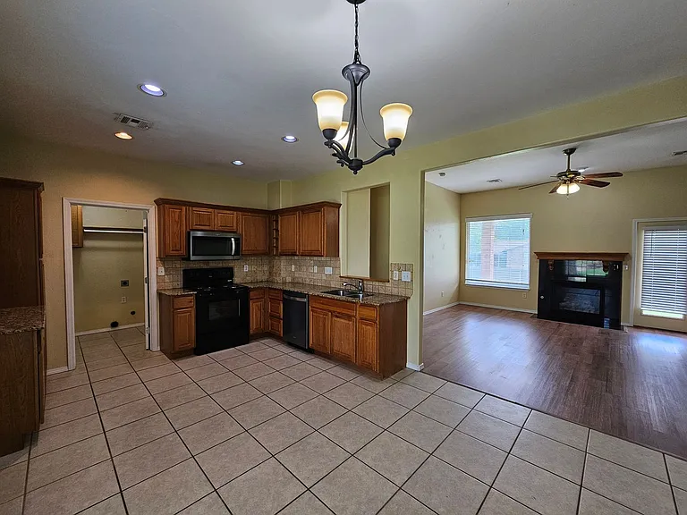 908 N Janeway Ave — Photo 4