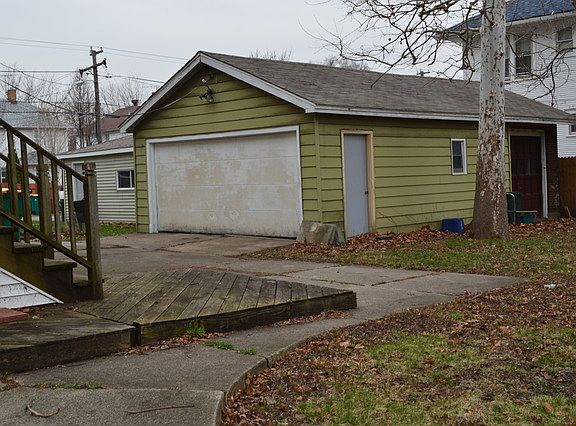 2nd image of 713 W Buell Ave