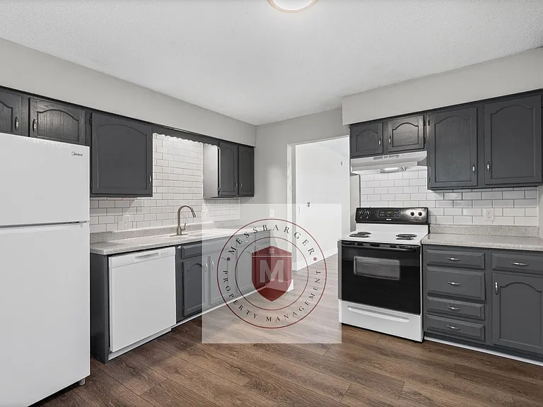 425 Castle Dr — Photo 8