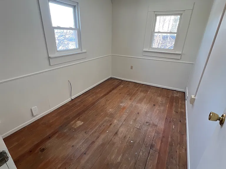 604 E Locust St — Photo 7