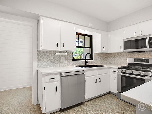 5th image of 3916 W El Prado Blvd
