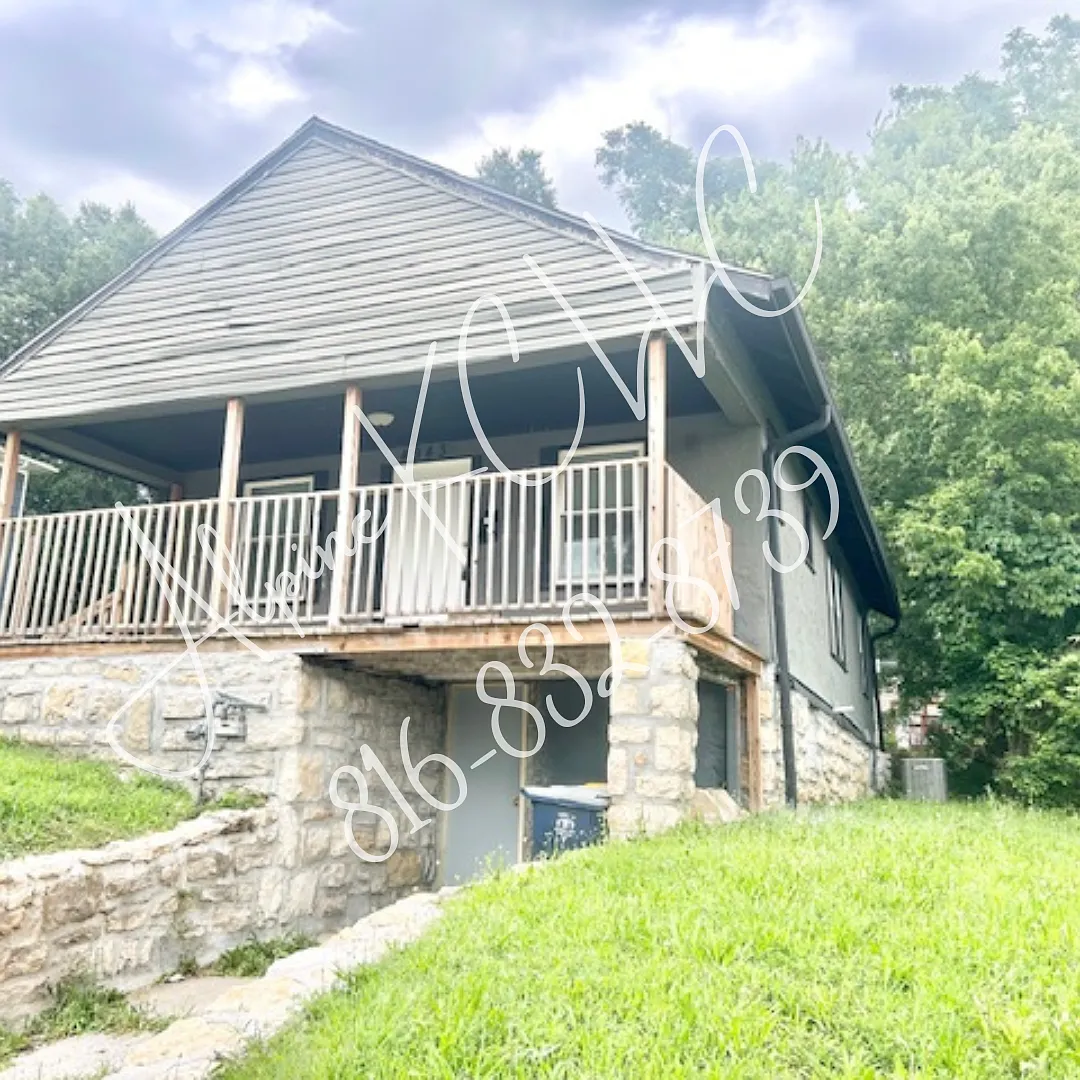 3 bed, 900 sqft, $1,095 — Photo 1