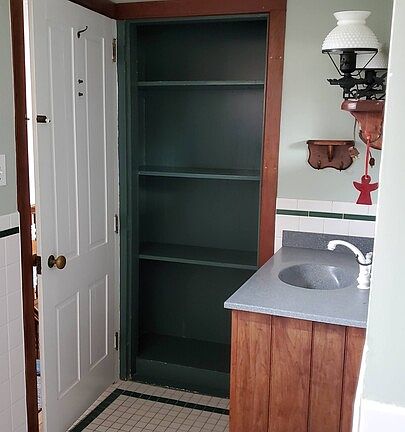 2nd Floor Full Bathroom