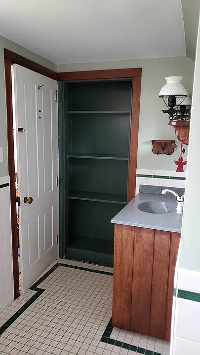 2nd Floor Full Bathroom