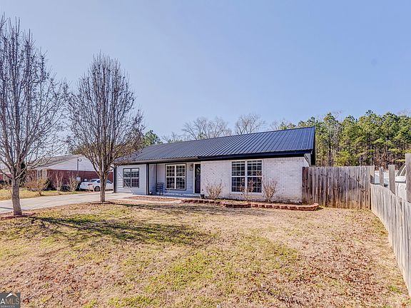 3rd image of 33 Hunters Gln NW