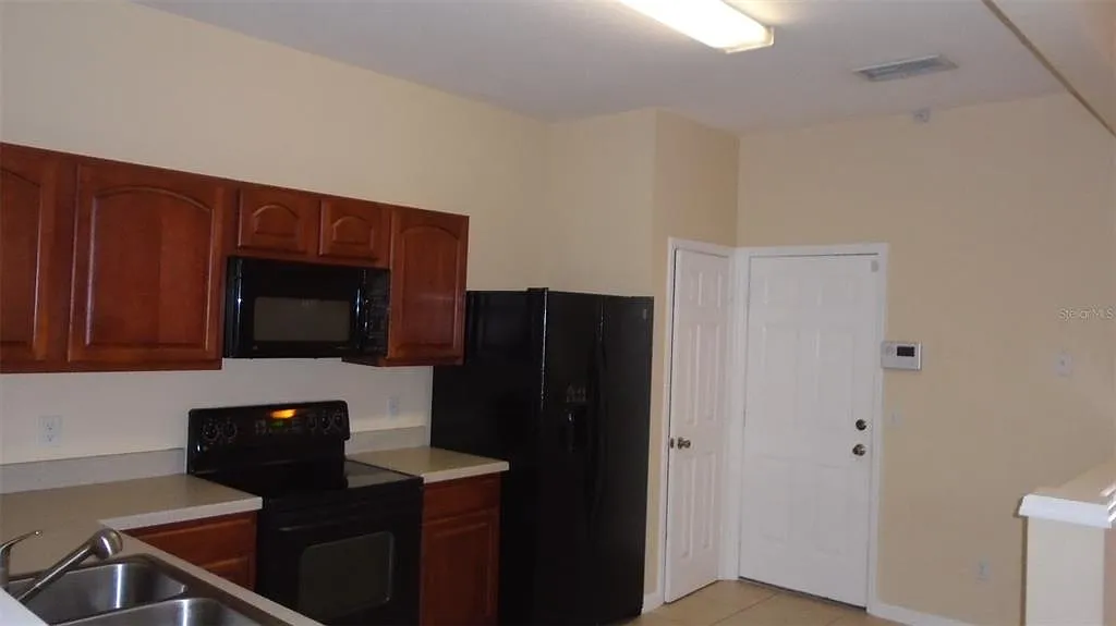 2 bed, 2.5 bath, 1550 sqft, $2,095 — Photo 3