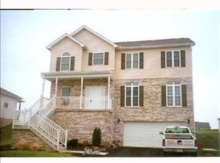 125 Edgewood Dr, New Stanton, PA