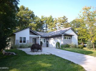 15889 Vinecrest Ave, Spring Lake, MI 49456