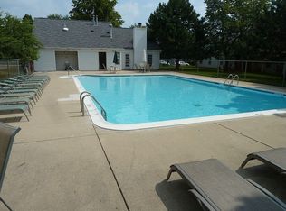 1233 Ballantrae Pl APT A, Mundelein, IL 60060