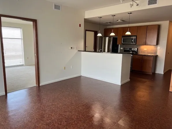 301 N Neil St, Champaign, IL