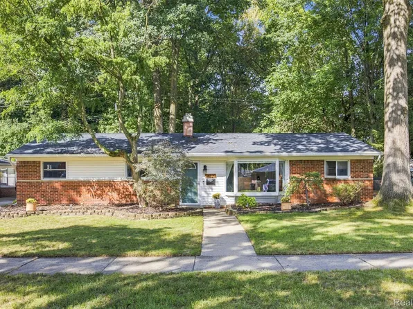 18329 Norwich Rd, Livonia, MI 48152