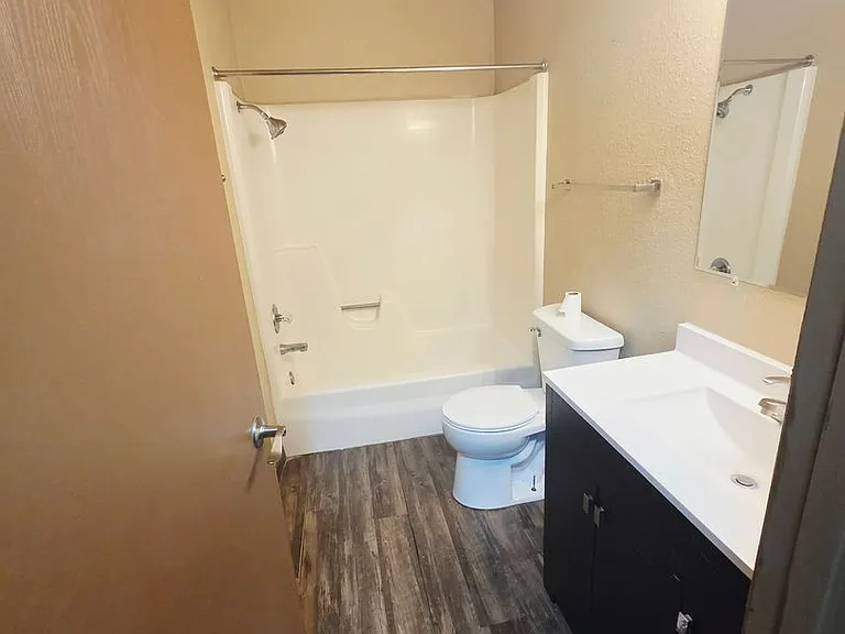 3001 E Rosser Ave — Photo 3