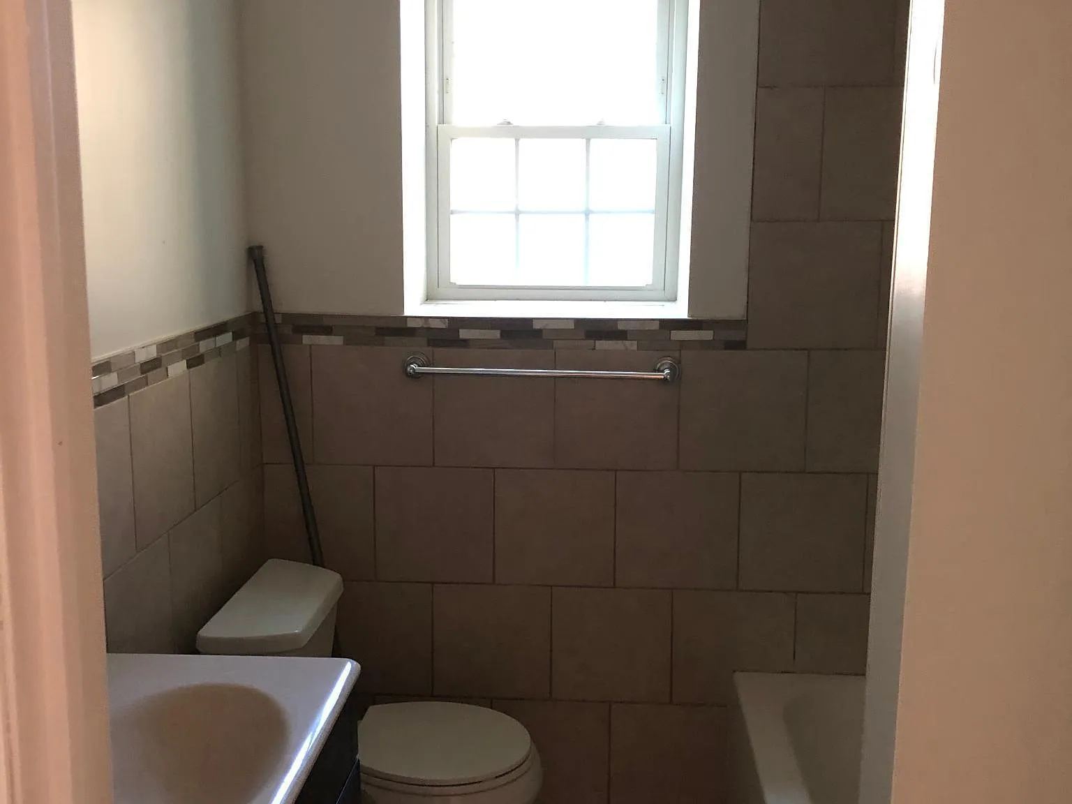 3 bed, 1000 sqft, $1,600 — Photo 3