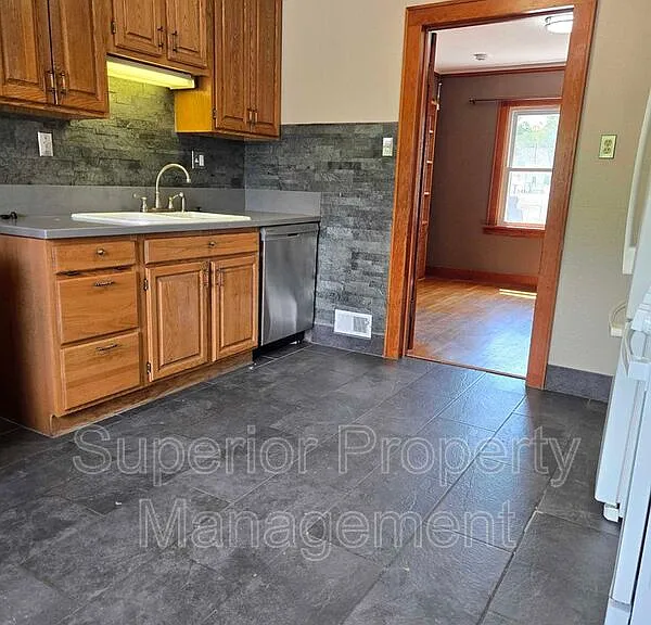 611 Seymour Ave — Photo 6