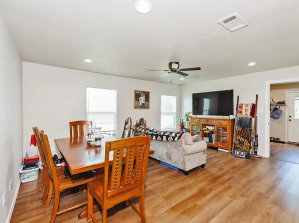 709 W Live Oak St, Alvord, TX 76225