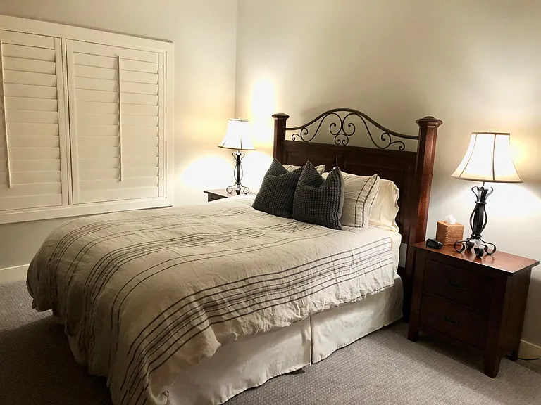 Second bedroom, Queen size bed.