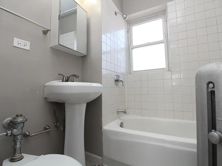 1342.5 W Argyle St #2E — Photo 6