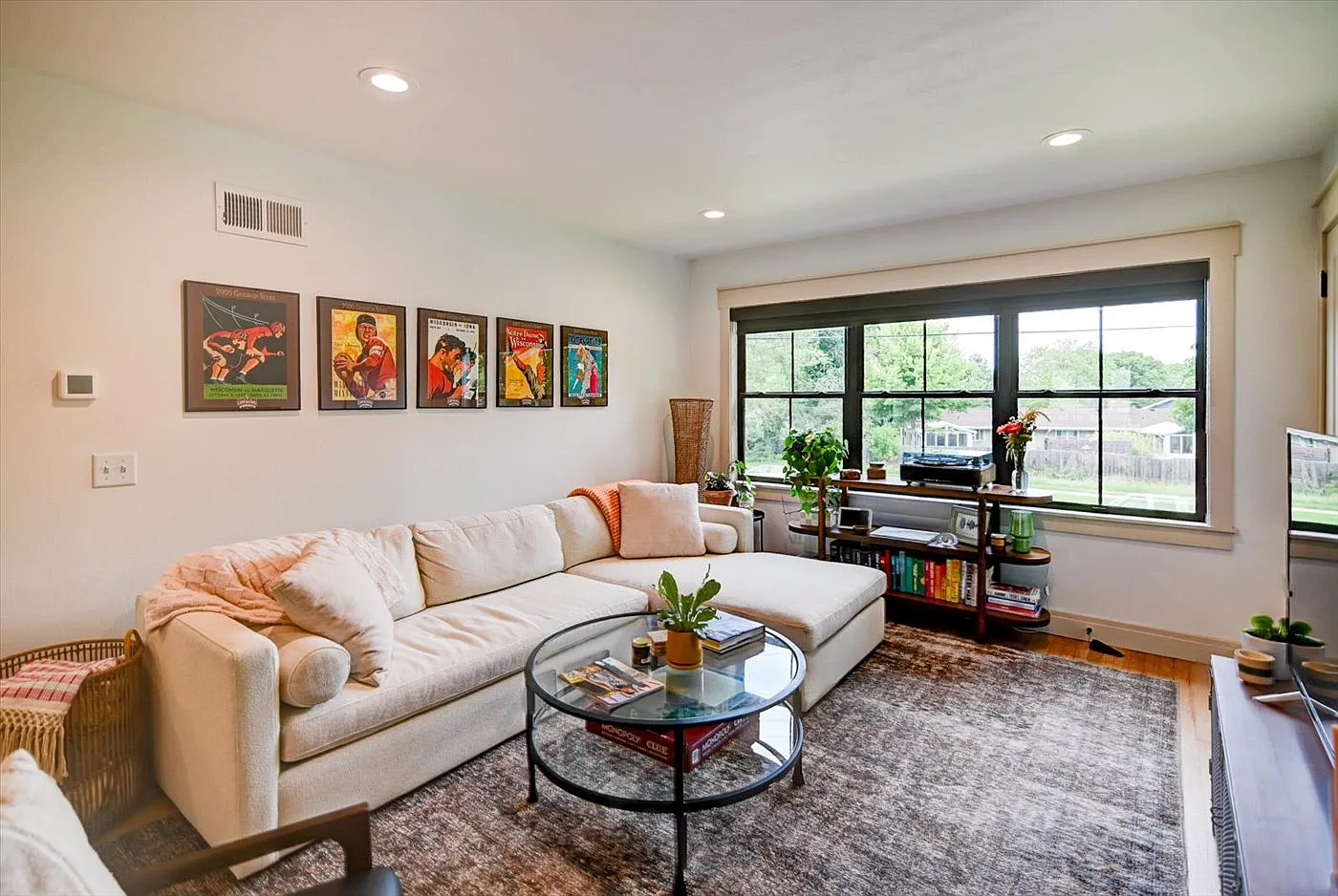 2 bed, 950 sqft, $1,895 — Photo 2