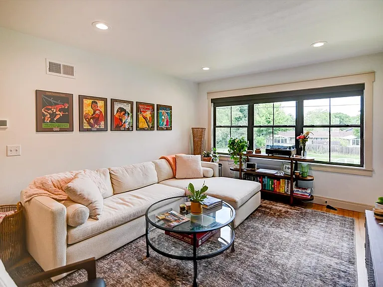 401 Presidential Ln #3 — Photo 2